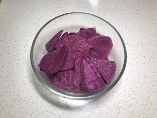 全麦粉紫薯馅华夫饼,紫薯去皮、切片，蒸锅蒸二十五分钟左右。