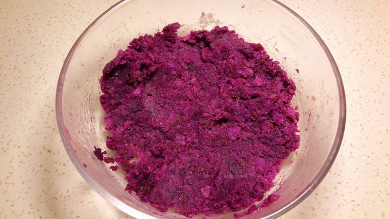 全麦粉紫薯馅华夫饼,倒入适量白糖用勺子捣成紫薯泥。