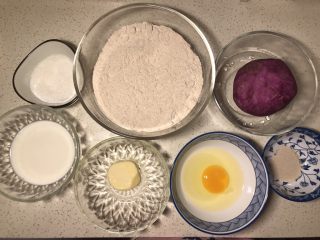 全麦粉紫薯馅华夫饼,所需食材备齐（拍照的时候放了一个鸡蛋）