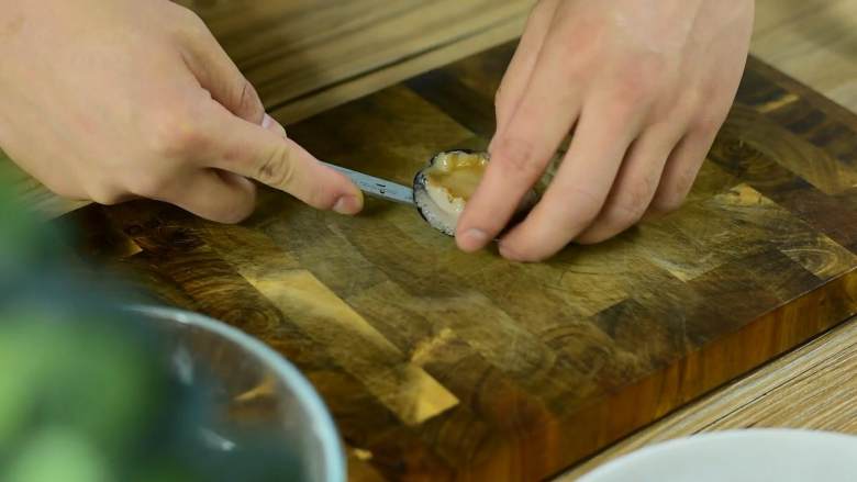 蒜蓉粉丝蒸鲍鱼，这一桌撑台面就靠它了,将鲍鱼肉取出后去除内脏。