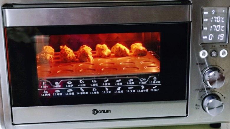黑芝麻麻薯面包,上下换170°烤20分钟。(烤箱温度及时间仅供参考)