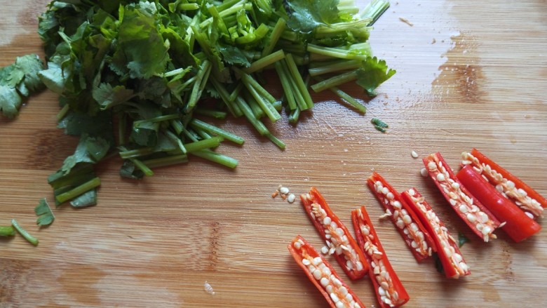 白萝卜香辣凉拌菜   新文美食,香菜切成段，小米去头去尾切成两半。