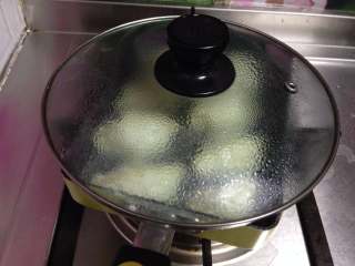 香菜抱蛋饺,
倒入高过饺子1/3的水，加盖开始小火慢焖