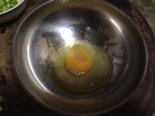 香菜抱蛋饺,
鸡蛋一个加入适量白胡椒粉搅匀