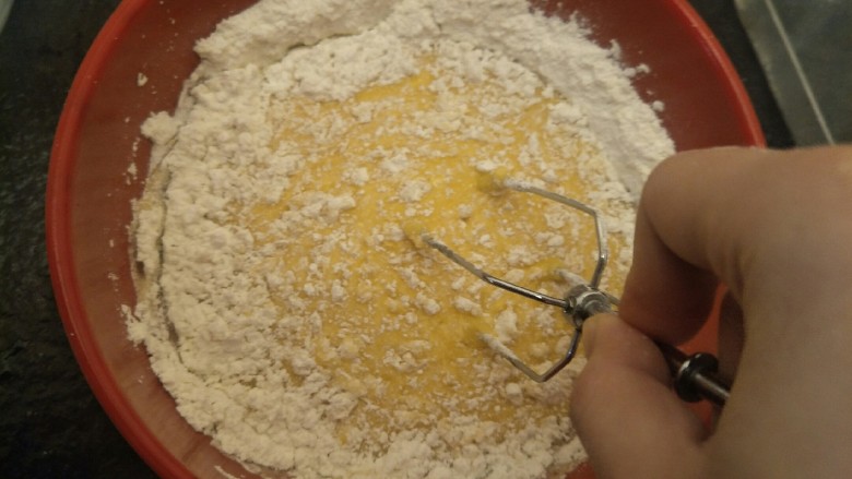 绵软细腻戚风蛋糕,倒入面粉大幅度搅拌。搅拌均匀