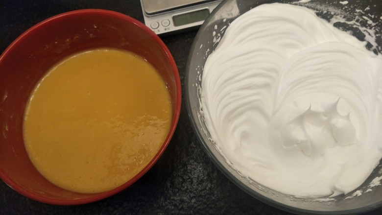 绵软细腻戚风蛋糕,准备蛋黄蛋白混合。