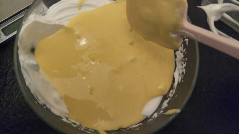 绵软细腻戚风蛋糕,把蛋黄糊重新倒入蛋白糊中，大胆的翻拌吧，翻到松软又有光泽的蛋糕坯完成。