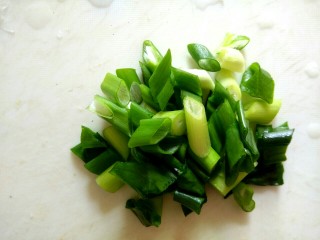 海米腐竹炒黄瓜,葱切碎