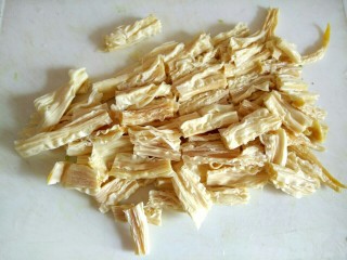 海米腐竹炒黄瓜,腐竹切小段