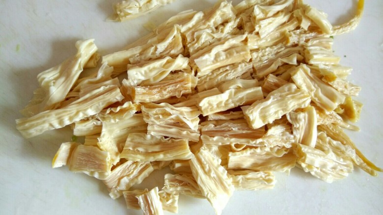 海米腐竹炒黄瓜,腐竹切小段