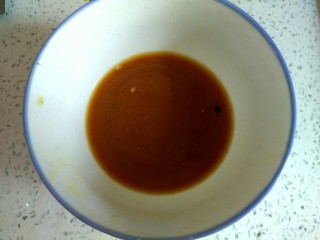 海米腐竹炒黄瓜,小碗中放入一勺生抽，适量淀粉，适量清水，调匀