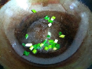 海米腐竹炒黄瓜,锅中放入适量植物油，爆香葱花