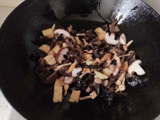 四喜烤麸,炒锅放油烧热，放小香菇，黑木耳，榛蘑，花生米，烤麸
