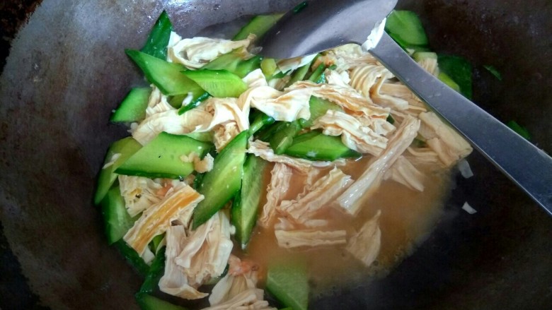 海米腐竹炒黄瓜,倒入小碗中的调料