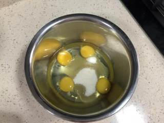 芝士爆浆仙豆糕,把鸡蛋、白砂糖、玉米油倒在盆里，搅拌均匀