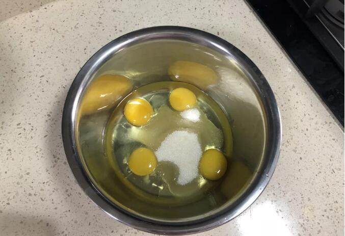 芝士爆浆仙豆糕,把鸡蛋、白砂糖、玉米油倒在盆里，搅拌均匀