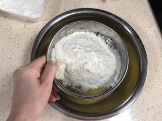 芝士爆浆仙豆糕,把低筋面粉、玉米淀粉一起筛入盆里
