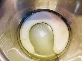爆浆海盐红丝绒奶盖蛋糕,蛋糕体部分：牛奶，蛋黄用的糖，玉米油放入容器中，搅拌乳化。