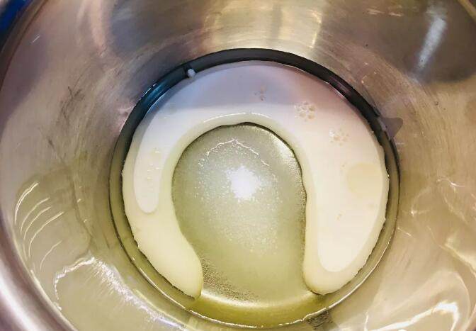 爆浆海盐红丝绒奶盖蛋糕,蛋糕体部分：牛奶，蛋黄用的糖，玉米油放入容器中，搅拌乳化。