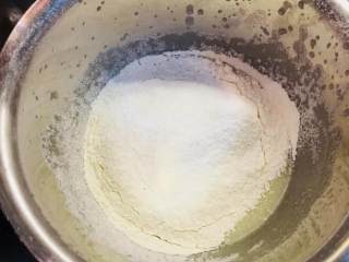 爆浆海盐红丝绒奶盖蛋糕,待液体表面没有明显油花，液体呈粘稠状，筛入低粉与玉米淀粉。Z字搅拌均匀。
