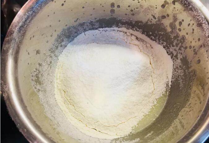 爆浆海盐红丝绒奶盖蛋糕,待液体表面没有明显油花，液体呈粘稠状，筛入低粉与玉米淀粉。Z字搅拌均匀。