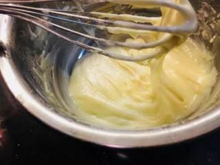 爆浆海盐红丝绒奶盖蛋糕,加入蛋黄，搅拌均匀。