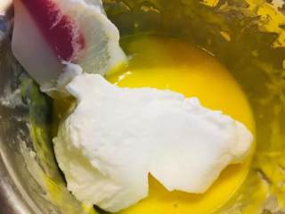 爆浆海盐红丝绒奶盖蛋糕,取三分之一蛋黄加入到蛋黄糊中，翻拌均匀后，倒回蛋白中。