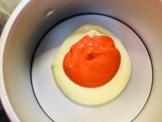 爆浆海盐红丝绒奶盖蛋糕,将混合好的蛋糊，分成两部分。其中一部分加入红丝绒精华，颜色随自己喜欢而定。用同样大小的两个勺子，取原色蛋糊放置与模具中间位置，再区一勺红色蛋糊放置与原色蛋糊之上。以此类推。