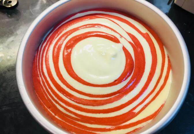爆浆海盐红丝绒奶盖蛋糕,当全部蛋糊放置完成，轻震模具，震出气泡。
