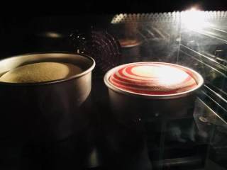 爆浆海盐红丝绒奶盖蛋糕,烤箱150度。40到45分钟。具体温度与时间，根据自己烤箱脾气酌情增减。出炉倒扣放凉后脱模。