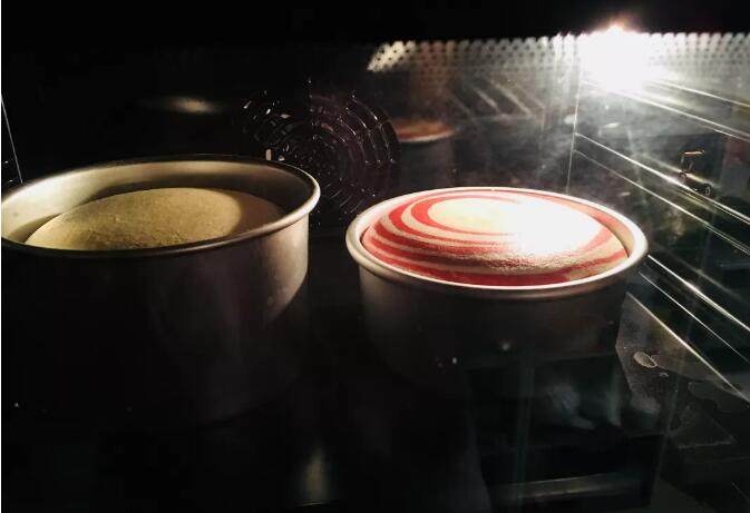 爆浆海盐红丝绒奶盖蛋糕,烤箱150度。40到45分钟。具体温度与时间，根据自己烤箱脾气酌情增减。出炉倒扣放凉后脱模。