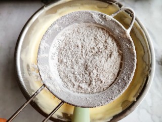 黑米海绵蛋糕,翻拌匀第一次面粉，再筛入剩下的，一共分三次筛入粉类。