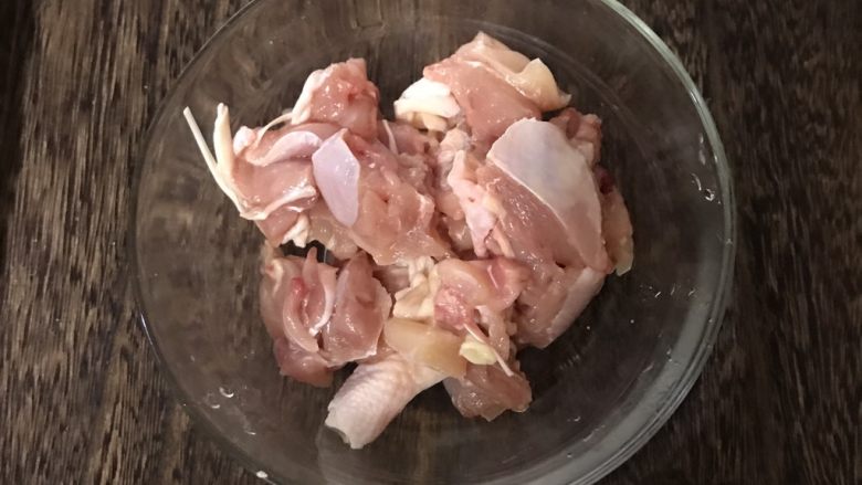 蚝油杏鲍菇鸡腿丁,鸡腿自然解冻洗净后去骨切成小块