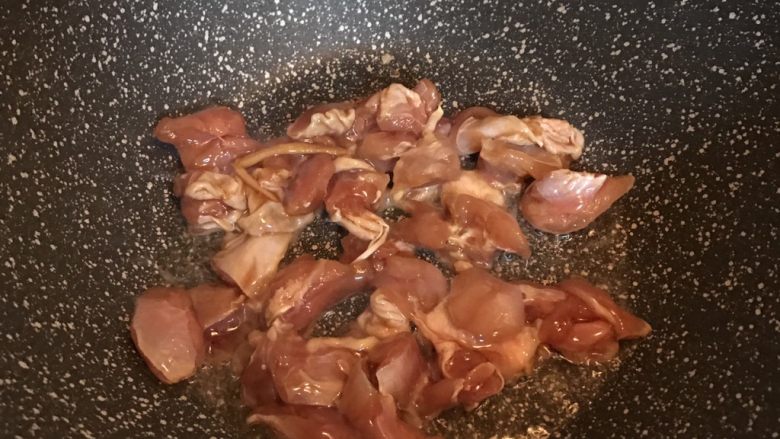 蚝油杏鲍菇鸡腿丁,加入腌制好的鸡腿丁翻炒至变色