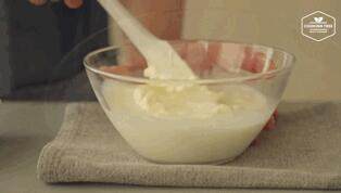 奶油戚风砖, 1. 奶酪戚风 :100g奶油奶酪倒入温热的牛奶中，充分搅打到无颗粒状态备用。