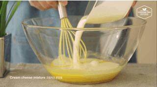 奶油戚风砖,蛋黄、糖、一撮盐搅打至均匀融化，然后倒入搅打好的奶酪牛奶液，充分搅拌均匀。