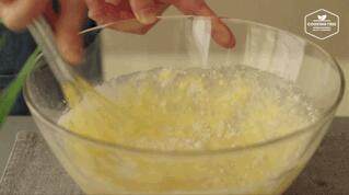 奶油戚风砖,接着过筛入全部粉类，可适当加1g苏打粉、泡打粉，这样成品比较成功，当然高手忽略。用蛋抽搅拌至均匀、无干粉状态。