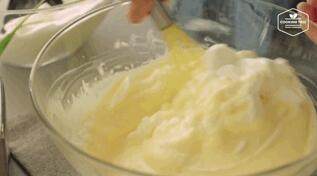 奶油戚风砖,蛋清加糖打发至干性发泡，然后分三次加入蛋糊中翻拌均匀；