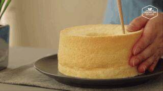 奶油戚风砖,烤完后取出蛋糕，倒扣完全冷却才能脱模。脱模后切掉顶部凸出部分。