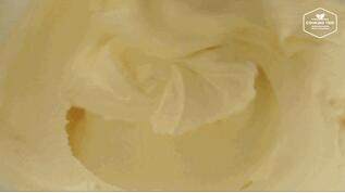 奶油戚风砖,直至奶油与奶酪充分融合，装入裱花袋备用。