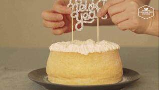奶油戚风砖,撒上糖粉，最后插上一块生日快乐或感恩的标语，就做好啦！可以主打生日小蛋糕，便宜好卖！