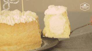 奶油戚风砖,切开一块戚风，可以看到被奶油奶酪挤的膨胀弯曲的戚风蛋糕，胖胖的造型还有一丝敦厚感~