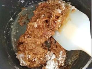 黑糖珍珠鲜奶(附Q弹珍珠做法),立马把木薯粉倒入锅中，把火关掉，搅拌成团。