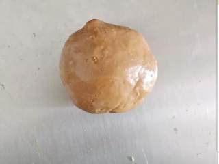 黑糖珍珠鲜奶(附Q弹珍珠做法),把搅拌好的木薯团倒在揉面垫上，揉匀至面团表面光滑即可。