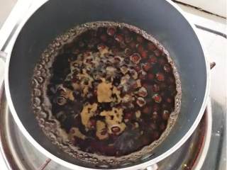黑糖珍珠鲜奶(附Q弹珍珠做法),将55g黑糖和55g清水放入锅中，开小火加热至黑糖融化，把珍珠从冰水中捞出，直接放入黑糖水中煮。