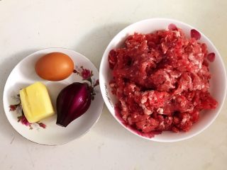 清炖冬瓜牛肉丸,做牛丸的食材：牛肉末150克，鸡蛋1个，鲜姜1块，紫皮圆葱1个
