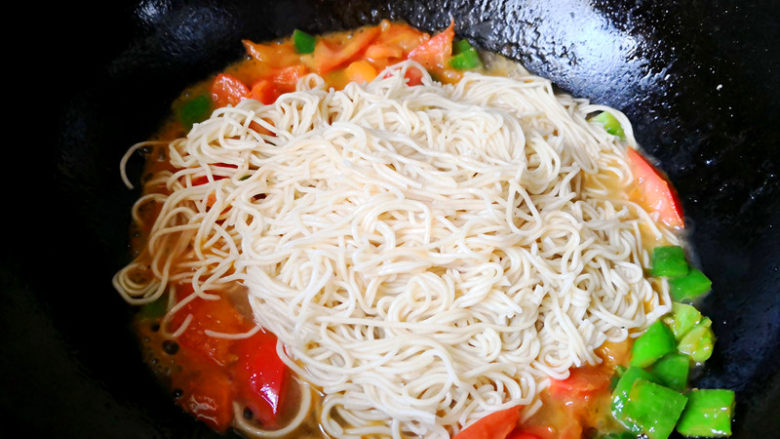 西红柿炒面,加入控干水分的面条，不停地翻炒，注意要不停的翻炒防止粘锅。
