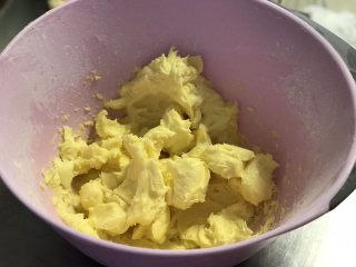 黄油饼干,糖粉、玉米淀粉和盐提前混合均匀，加入黄油打匀，新手的话建议只加糖粉和盐打发，玉米淀粉可以等糖粉盐打匀了再放。