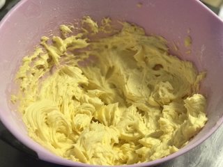 黄油饼干,分3-4次加入鸡蛋液，每次都要搅打均匀再加下一次，最终会打成如图状态，注意鸡蛋要用常温的。