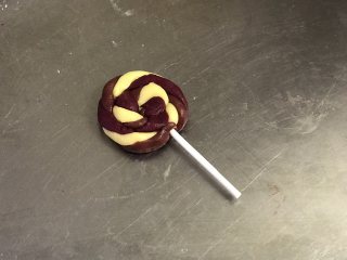 棒棒糖饼干,盘成圆形然后插上纸棒。